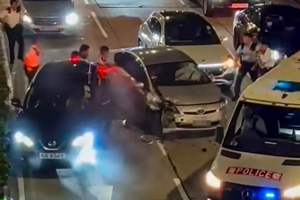 Hong Kong police open the driver’s car door after a dramatic stand-off in Ho Man Tin. Photo: Facebook / @ Sam Kwong