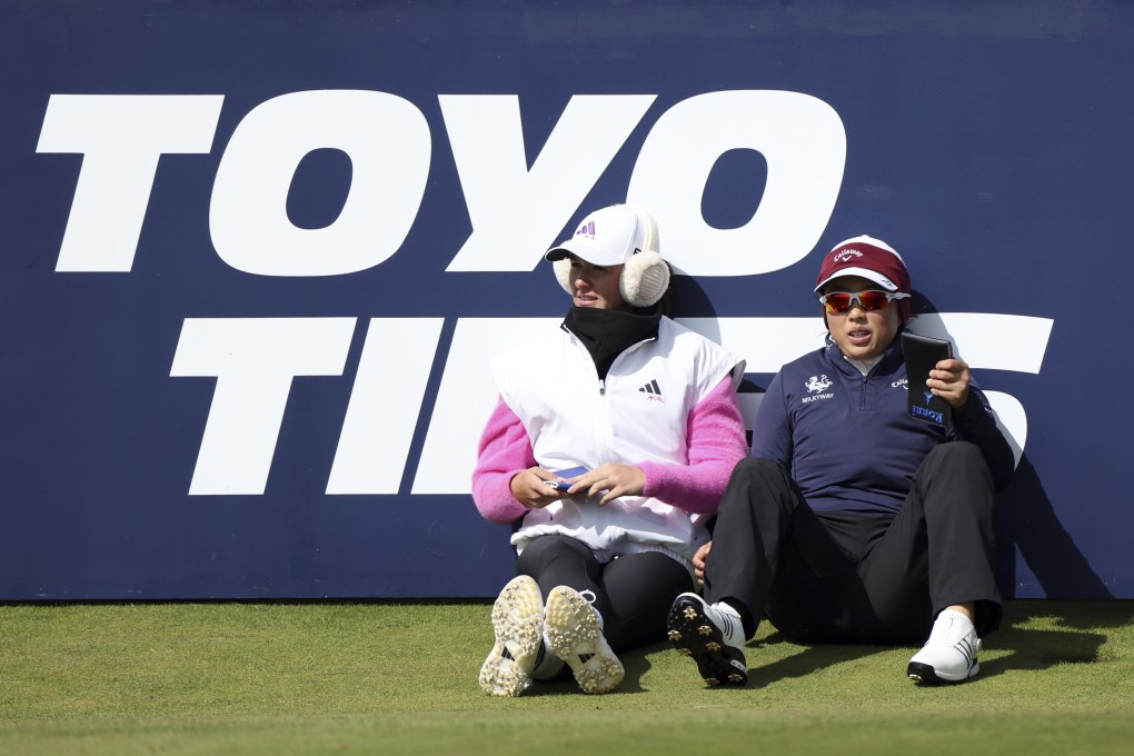 Yin Ruoning (right) and Sweden’s Linn Grant shelter from the wind while waiting to tee off on the 8th hole during the first round of the Women’s British Open at St Andrews. Photo: AP