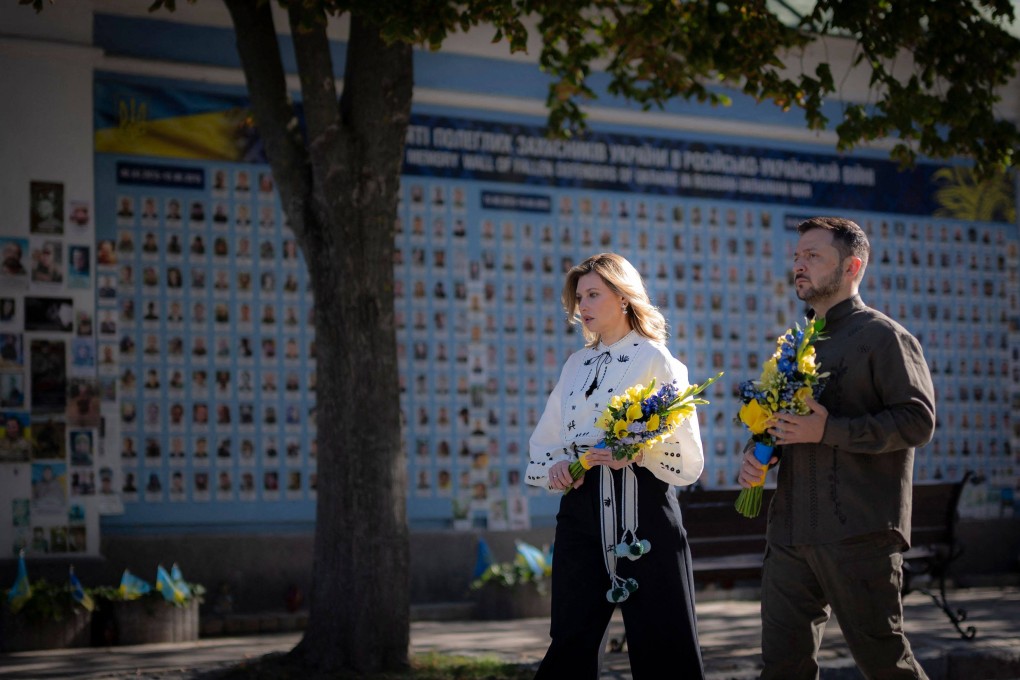 Ukranian President Volodymyr Zelensky and his wife Olena walk along an alley dedicated to the memory of fallen warriors to lay flowers at the Wall of Remembrance during the Independence Day of Ukraine in Kyiv. Photo: AFP