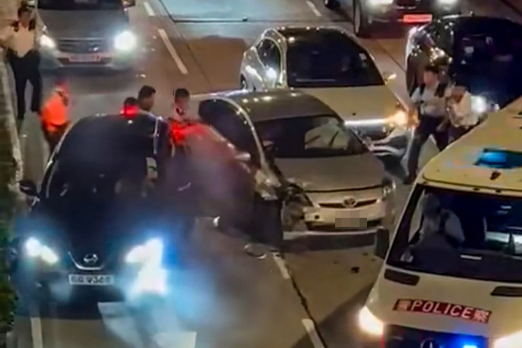 Hong Kong police open the driver’s car door after a dramatic stand-off in Ho Man Tin. Photo: Facebook / @ Sam Kwong