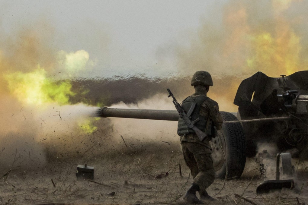 A Ukrainian serviceman fires a howitzer during a training session in 2015. Photo: EPA