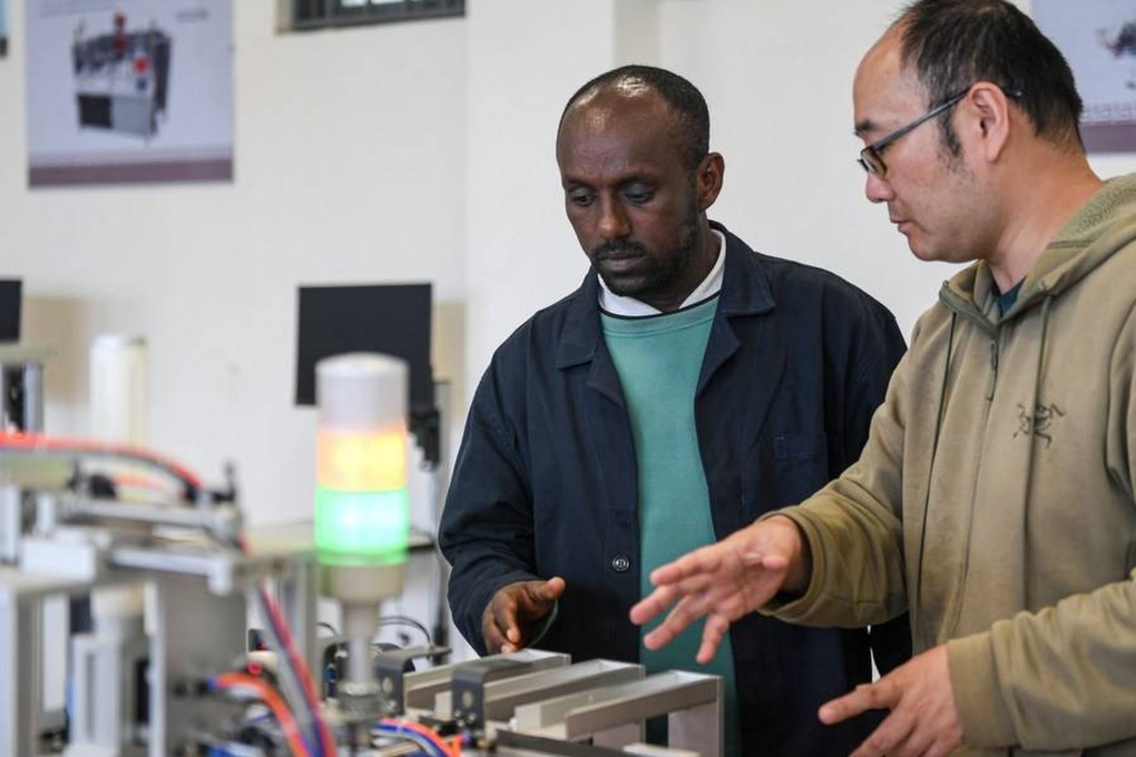 Wallelgn Yonas Akele (left), a teacher at the Ethiopian Luban Workshop, with a Chinese instructor. Photo: Xinhua