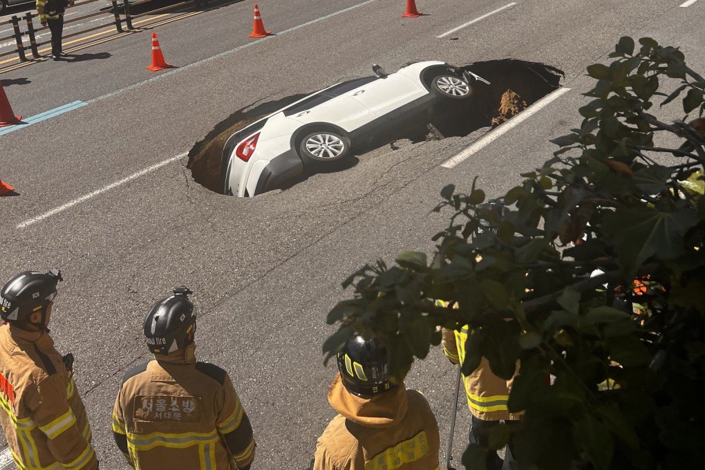 A car was swallowed by a sinkhole in Seoul on Thursday. Photo: X/0_suhyun
