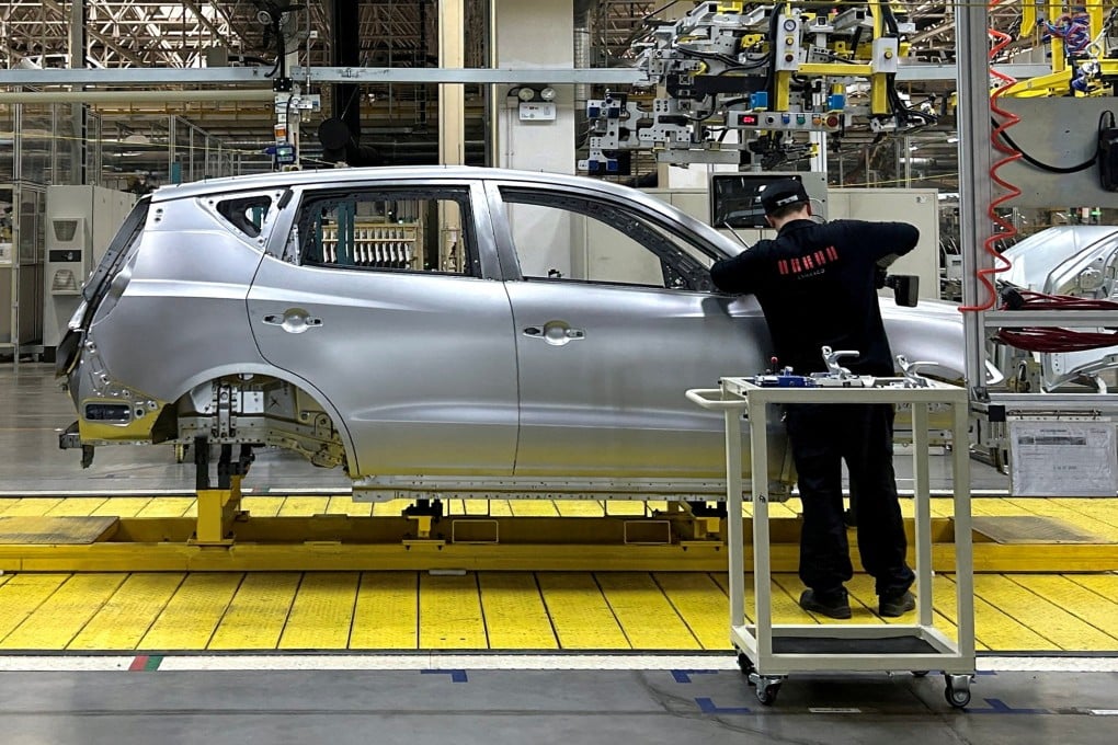 An employee works on an assembly line manufacturing GX6 cars at the Geely plant in Chengdu, Sichuan province, on April 13, 2023. Photo: Reuters