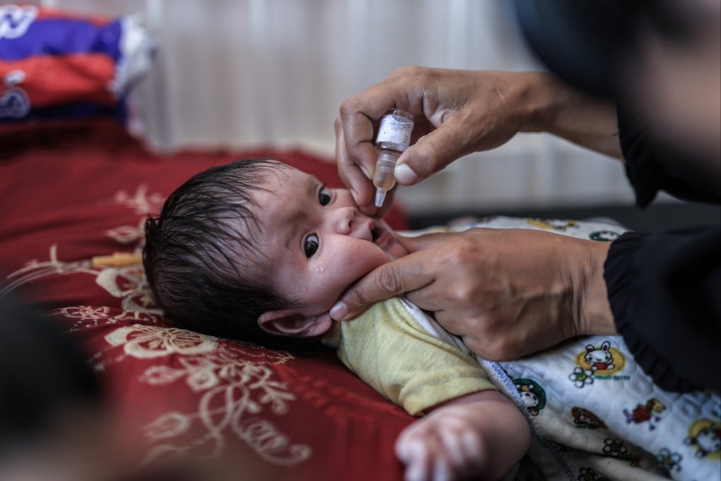 A Palestinian infant is vaccinated against polio. Vaccina amid the conflict between Israel and Hamas, at Nasser Hospital in Khan Yunis in the southern Gaza Strip. Photo: dpa