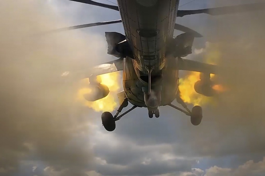 A Russian helicopter fires towards Ukrainian positions at an undisclosed location in ​​the Kursk region on August 21. Photo: Russian Defence Ministry Press Service via AP