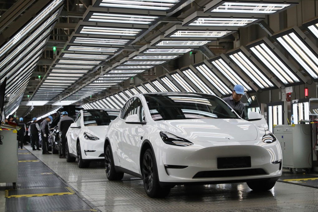 Workers check Tesla EVs rolling off the assembly line at the company’s Gigafactory in Shanghai on December 22, 2023. Photo: Xinhua