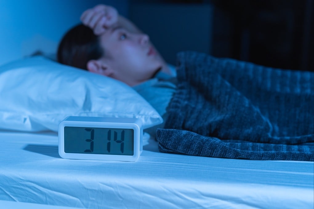 Jet lag messes up your body clock, disrupting sleep patterns and turning your day upside down. A sleep expert shares tips for how to return to normal after a long flight. Photo: Shutterstock