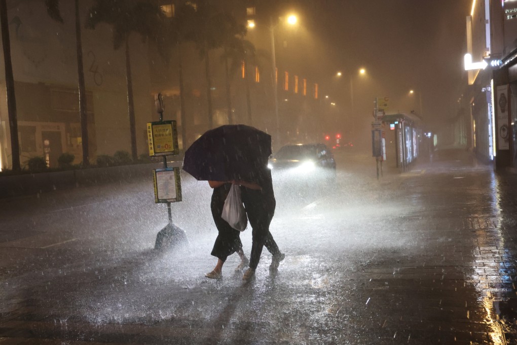 The Observatory gave advance warning of more than six hours over its issuing of the No 8 typhoon warning, one of the earliest in recent years. Photo: Dickson Lee