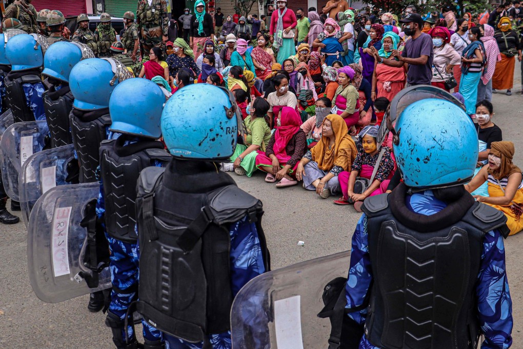 Security personnel stand guard as demonstrators protest against mass burial of Kuki-Zomi people killed in Manipur’s ethnic violence, in Imphal, Manipur, August 3, 2023. Photo: AFP
