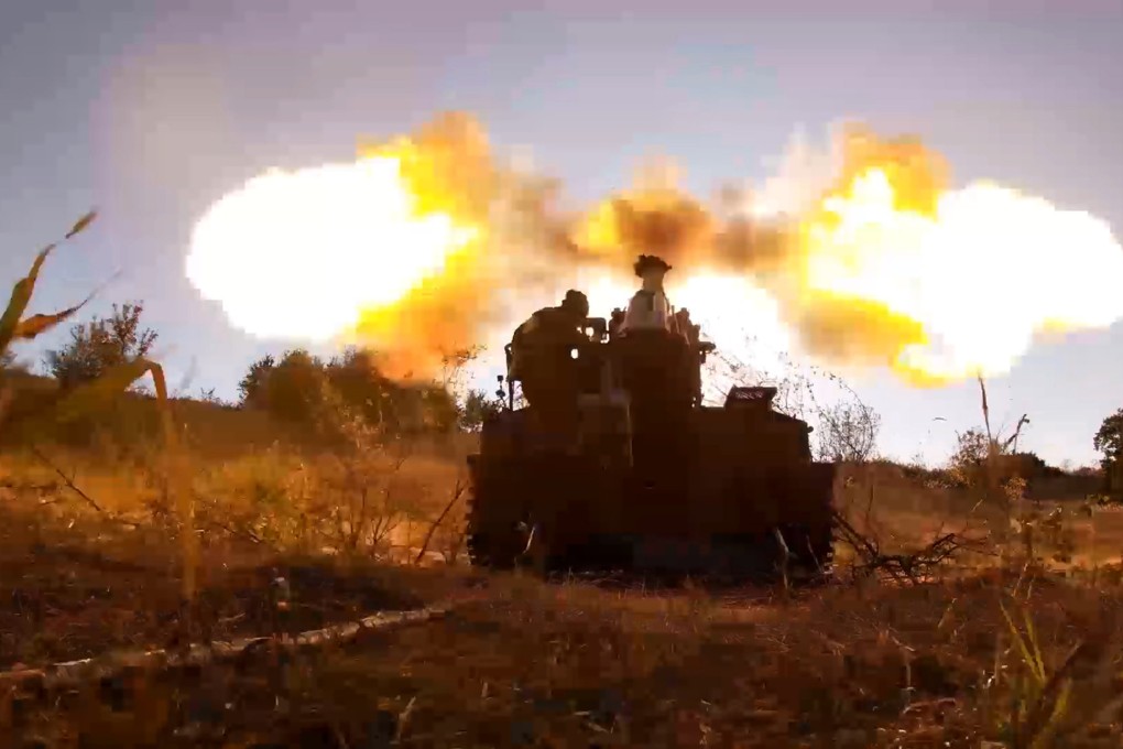 Russian soldiers fire a Giatsint-S gun towards Ukrainian positions at an undisclosed location in ​​the Kursk region on August 18. Photo: Russian Defence Ministry Press Service via AP