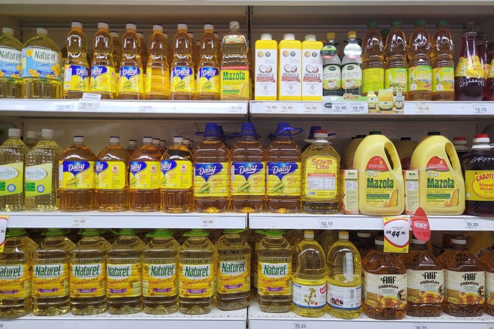 Seed oils on a supermarket shelf. Eight common oils – canola, corn, cottonseed, grapeseed, soy, rice bran, sunflower and safflower – are getting a bad rap on social media, but this is not justified, according to a nutrition scientist. Photo: Shutterstock