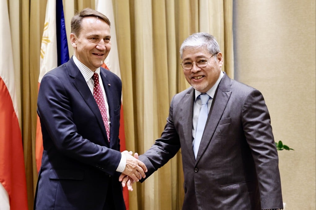 Polish Foreign Affairs Minister Radoslaw Sikorski and Philippines Foreign Affairs Secretary Enrique Manalo meet  in Manila on September 4. Photo: EPA-EFE