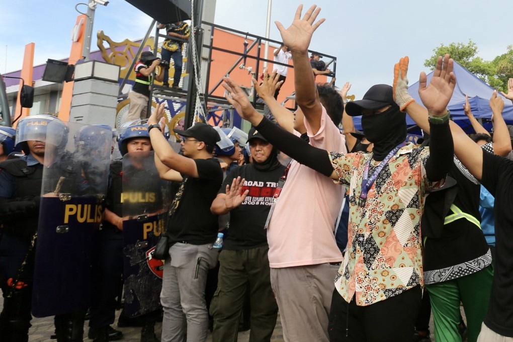 Anti-riot police block supporters of religious leader Apollo Quiboloy as they protest outside the Kingdom of Jesus Christ compound in Davao city. Photo: EPA-EFE