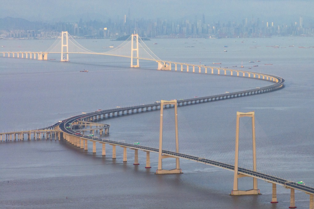 More residents of mainland China are opting to move their money south, purchasing investment products from Hong Kong. Photo: Xinhua