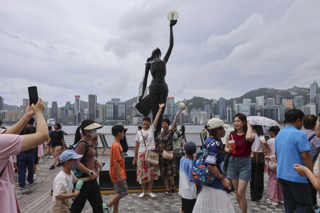 Tourists visit at the Avenue of Stars in Tsim Sha Tsui. Authorities have struck off a tour guide who threatened mainland Chinese visitors. Photo: Jelly Tse