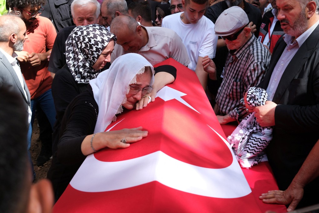 A relative of Aysenur Ezgi-Eygi, a Turkish-American activist killed in the Israeli-occupied West Bank, mourns over her Turkish flag-draped coffin during the funeral ceremony at a cemetery in Didim, in the western Aydin province, Turkey, September 14, 2024. Photo: Reuters