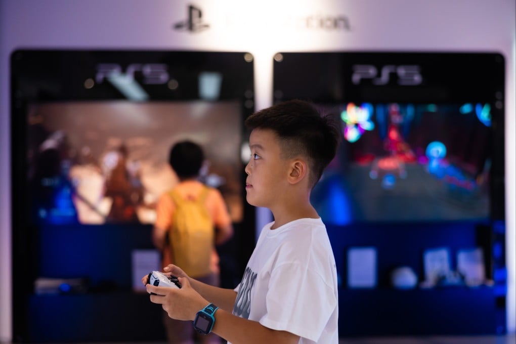 A boy plays the video game Black Myth: Wukong in the Sony store in Shanghai. Photo: EPA-EFE