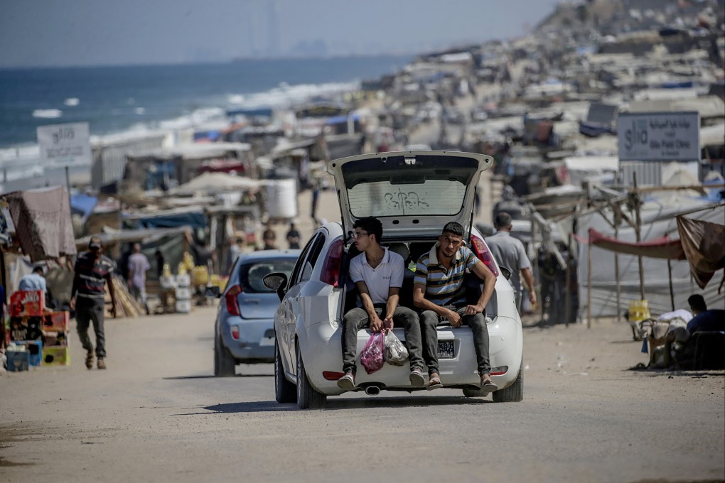 Shelters of internally displaced Palestinians on the beach in Deir Al Balah. Photo: EPA-EFE