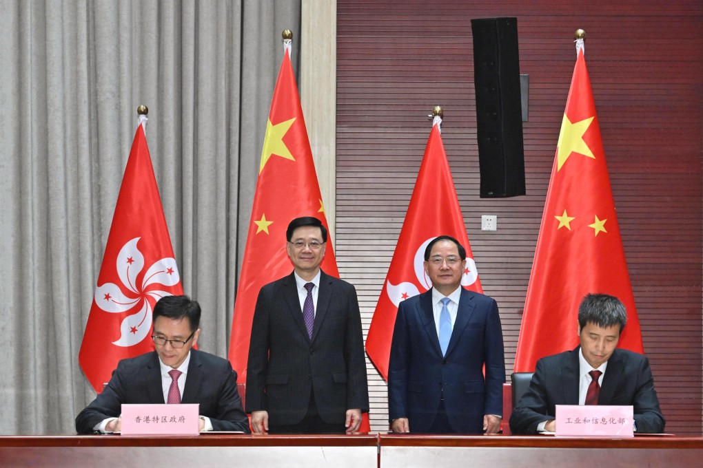 Chief Executive John Lee (second from left) and industry and IT minister Jin Zhuanglong (second from right) at a signing ceremony for the deal. Photo: ISD