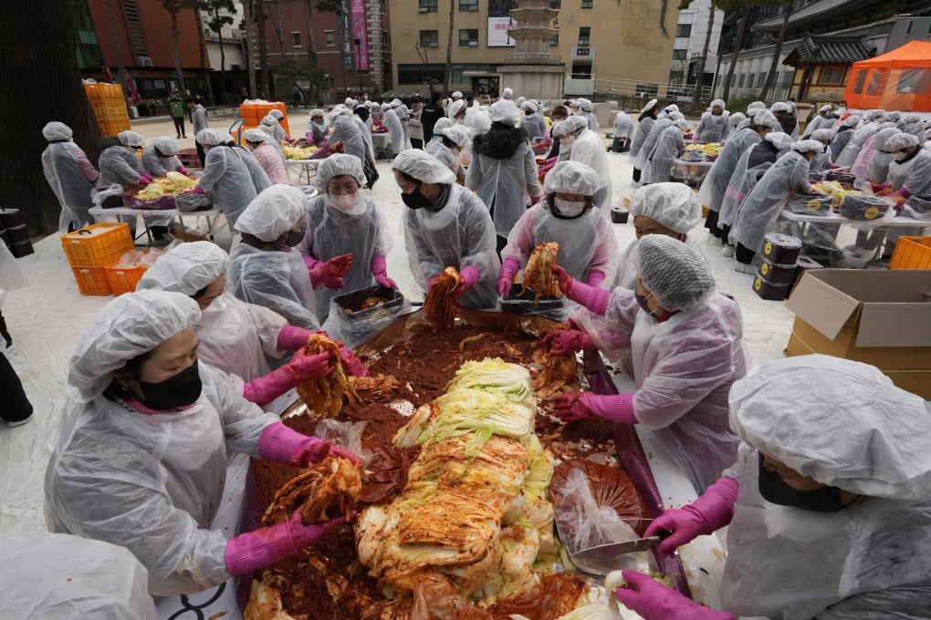 Buddhist monks and Buddhists make kimchi at Jogye temple in Seoul. Photo: AP
