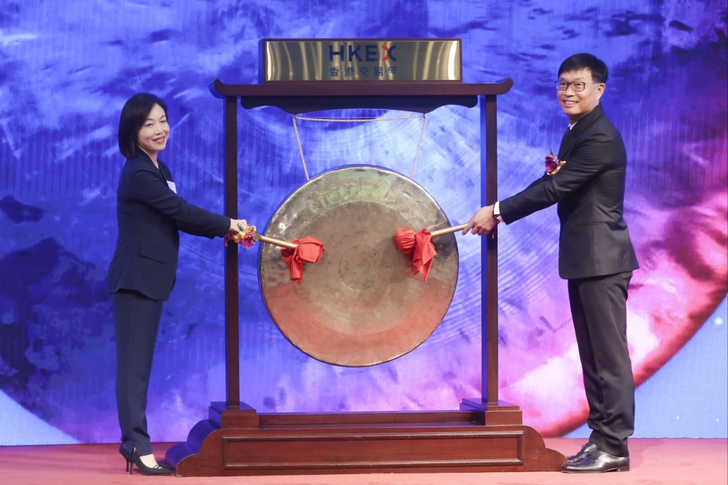 Midea Group CFO Zhong Zheng (left) and Chairman and CEO Fang Hongbo, at the company’s HKEX listing ceremony. Photo: Jonathan Wong