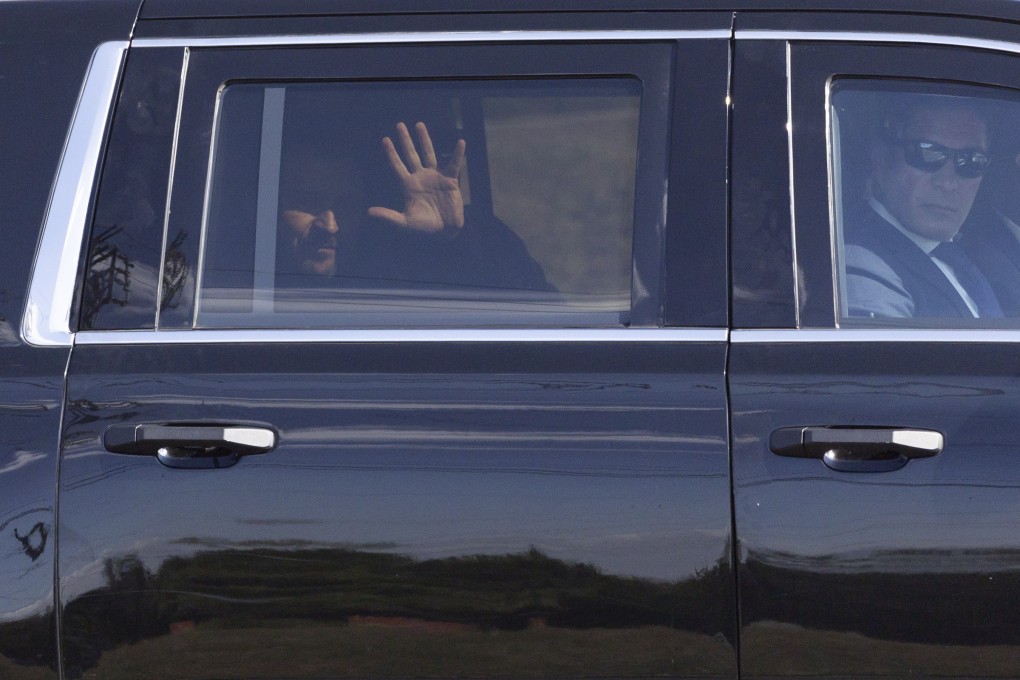 Ukrainian President Volodymyr Zelensky waves from the back seat of a US Secret Service vehicle in Scranton, Pennsylvania. Photo: The Times-Tribune via AP