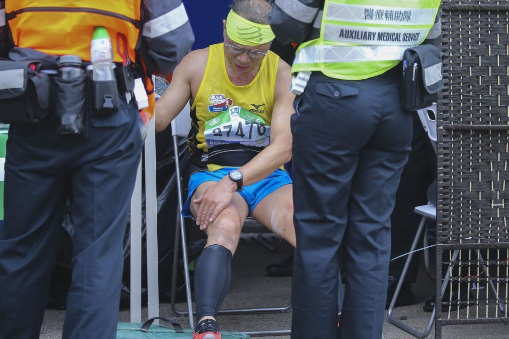 An injured runner stops during the Standard Chartered Hong Kong Marathon in 2018. A study in Finland has found that strengthening the hips and core before exercising could be the key to reducing injury risk for people new to running. Photo: Dickson Lee
