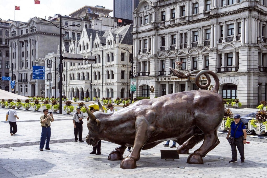People photograph a bull sculpture along the Bund in Shanghai on September 12, 2024. Photo: Bloomberg