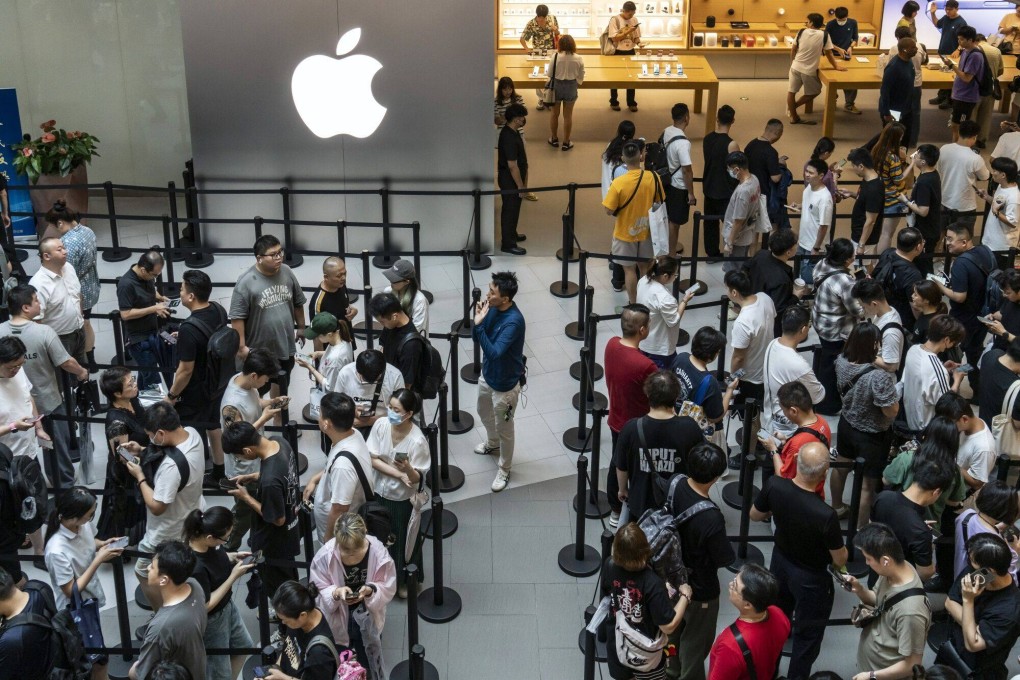 Customers line up outside an Apple store in Shanghai. Photo: Bloomberg