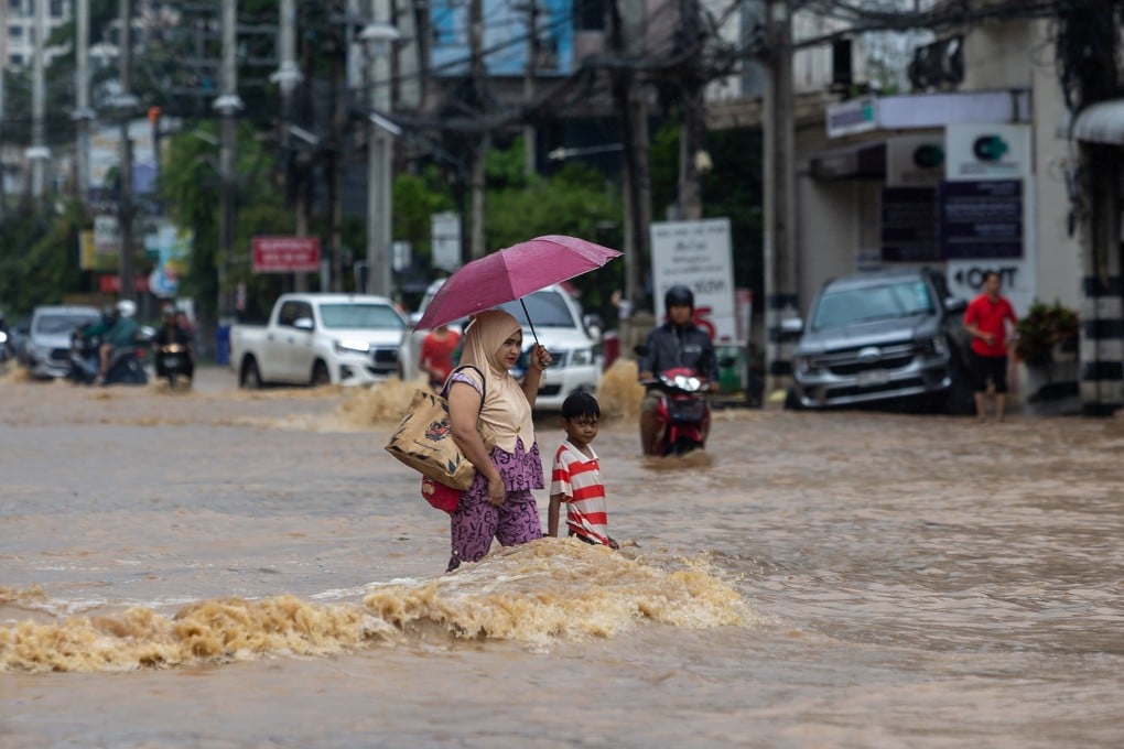 A street in the Chang Khlan area, Chiang Mai, which was flooded due to the Ping River overflowing into urban areas. Photo: dpa