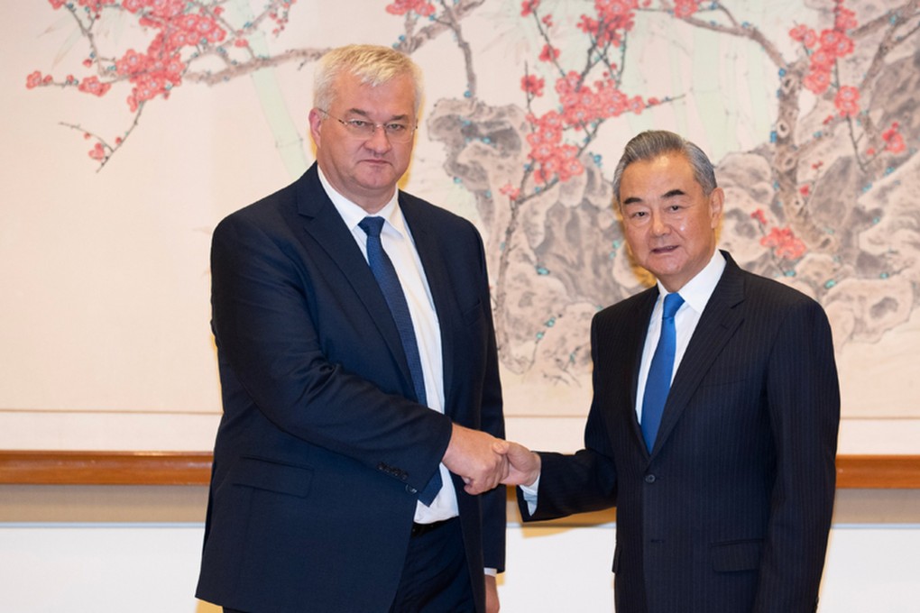 Ukrainian Foreign Minister Andrii Sybiha (left) and his Chinese counterpart Wang Yi have signalled the possibility of “highest-level” talks. Photo: Handout
