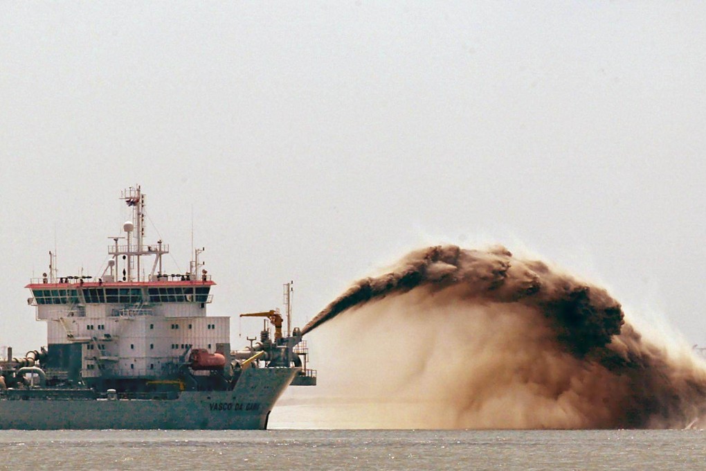 A dredging vessel spewing sand imported from Indonesia fills the seabed off western Singapore in 2002, before Indonesia imposed its export ban. Photo: AFP
