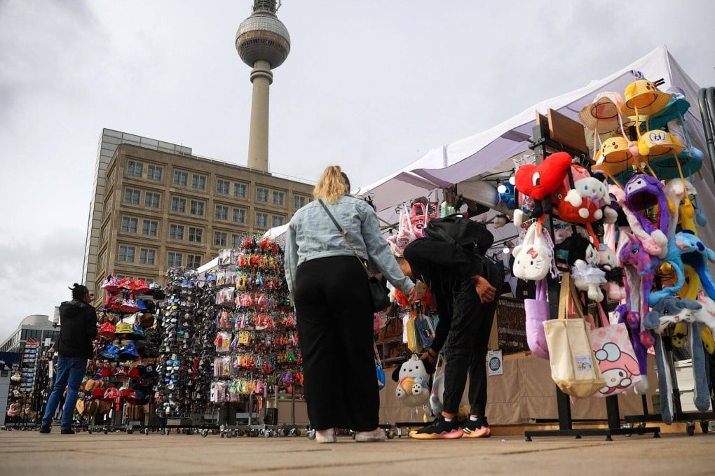 Shoppers browse at a street market in Alexanderplatz in Berlin on September 25. Germany’s business outlook has worsened again, reinforcing fears that Europe’s biggest economy is in recession with no quick rebound in sight. Photo: Bloomberg