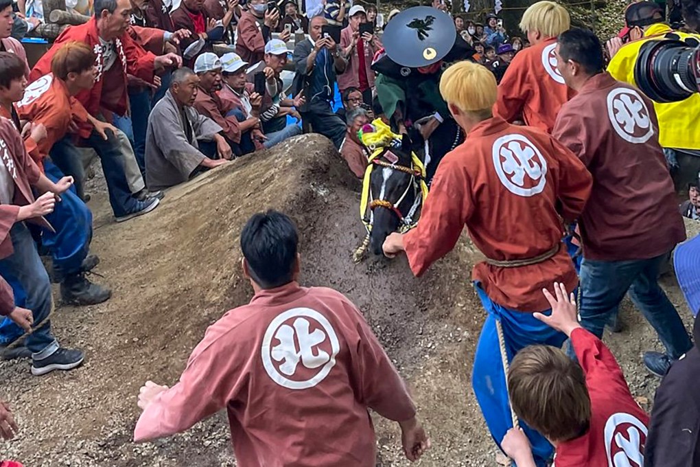 A rider sits atop as it struggles to climb a steep slope at last year’s “Ageuma Shinji” festival in Kuwana city, Japan’s Mie prefecture. Photo: X/Kuwana_City