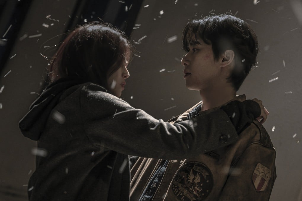 Han So-hee (left) as seeker Yoon Chae-ok and Park Seo-jun as private investigator Jang Ho-jae in a still from the Korean drama Gyeongseong Creature season 2. Photo: Netflix