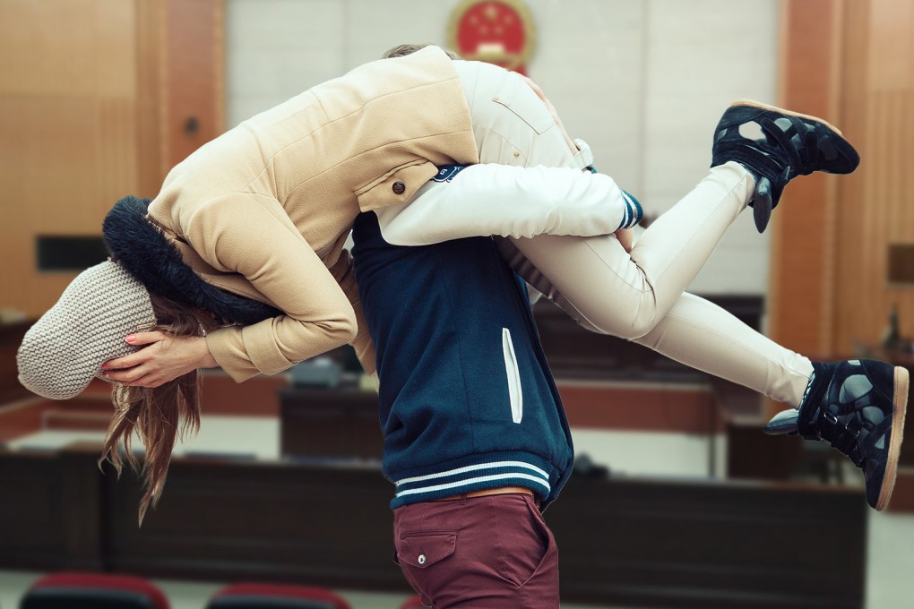 A Chinese man, facing abuse allegations, fled the courtroom carrying his wife on his back, refusing to divorce her. Photo: SCMP composite/Shutterstock/Weibo