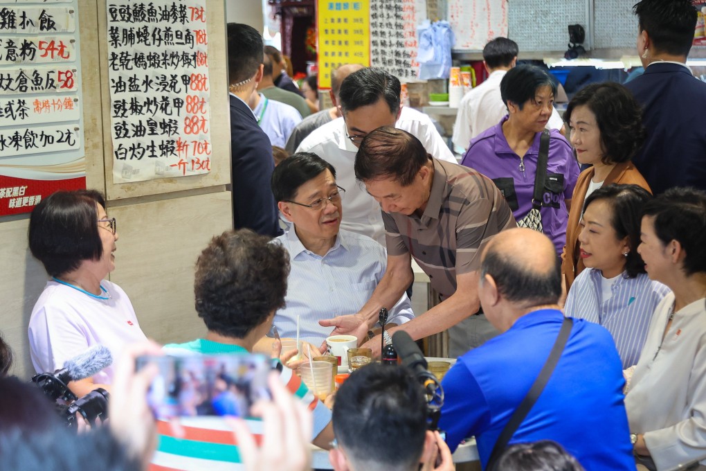 Chief Executive John Lee visits a restaurant at Sha Kok Estate in Sha Tin on Saturday. Photo: Edmond So