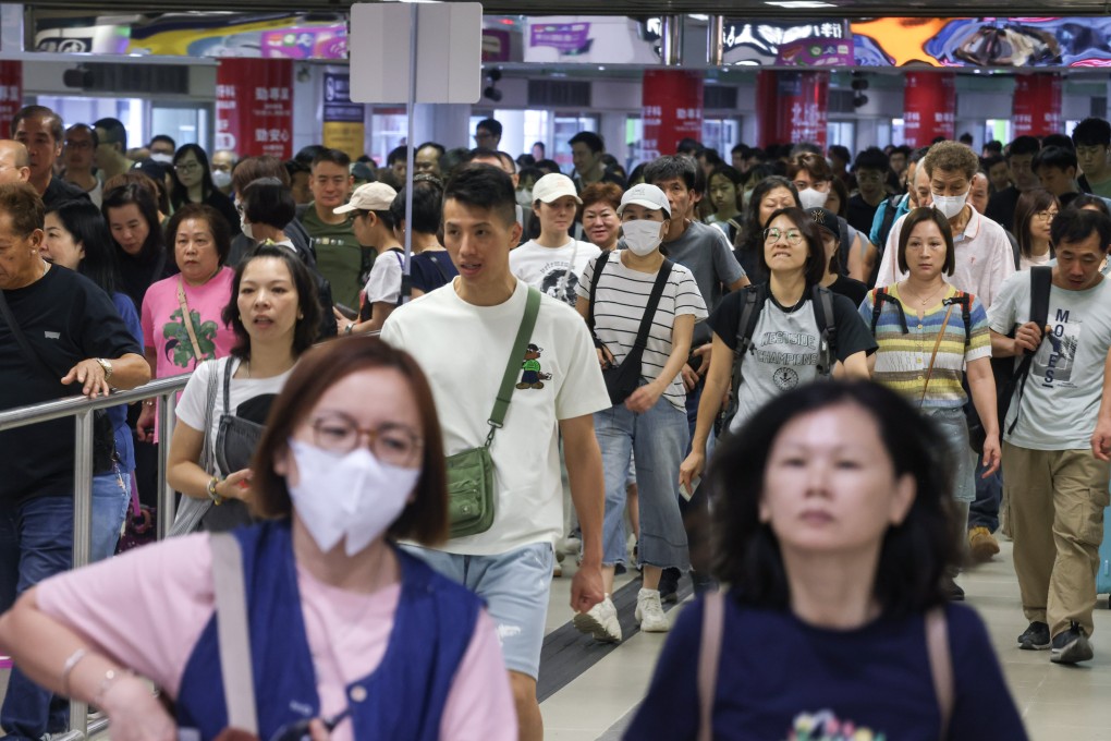 Many tourists are seen crossing the city’s land checkpoints on Saturday morning. Photo: Jonathan Wong