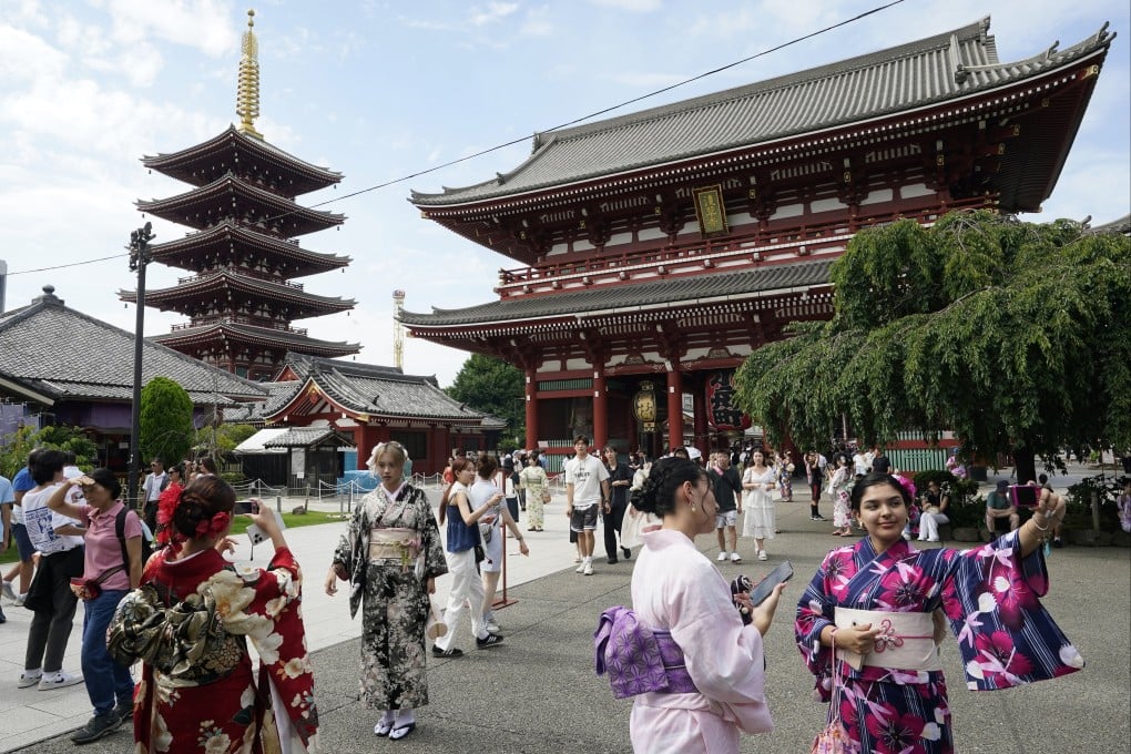Foreign tourists visit Sensoji Temple in Tokyo. Photo: EPA-EFE