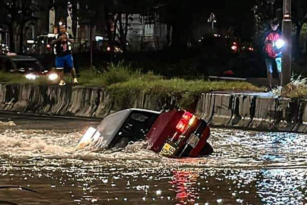 The cab became fully submerged in the sinkhole by 2am on Sunday. Photo: Facebook/李般尼