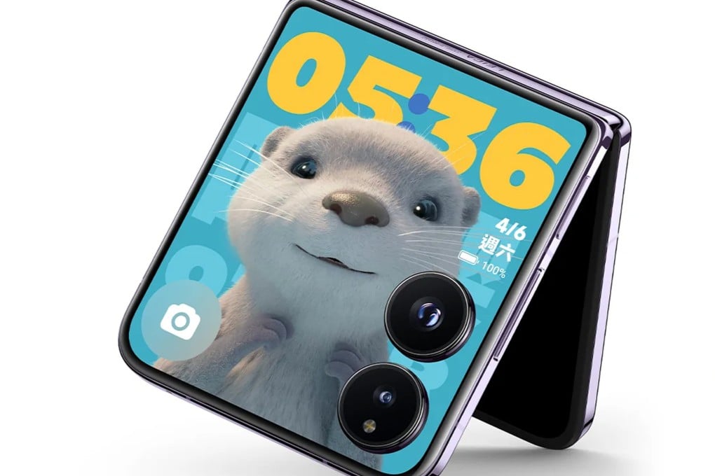 Clever software means the outer screen of the Xiaomi Mix Flip is sufficient for almost all quick tasks, which helps make the smartphone perhaps the best foldable flip phone currently available. Photo: Xiaomi