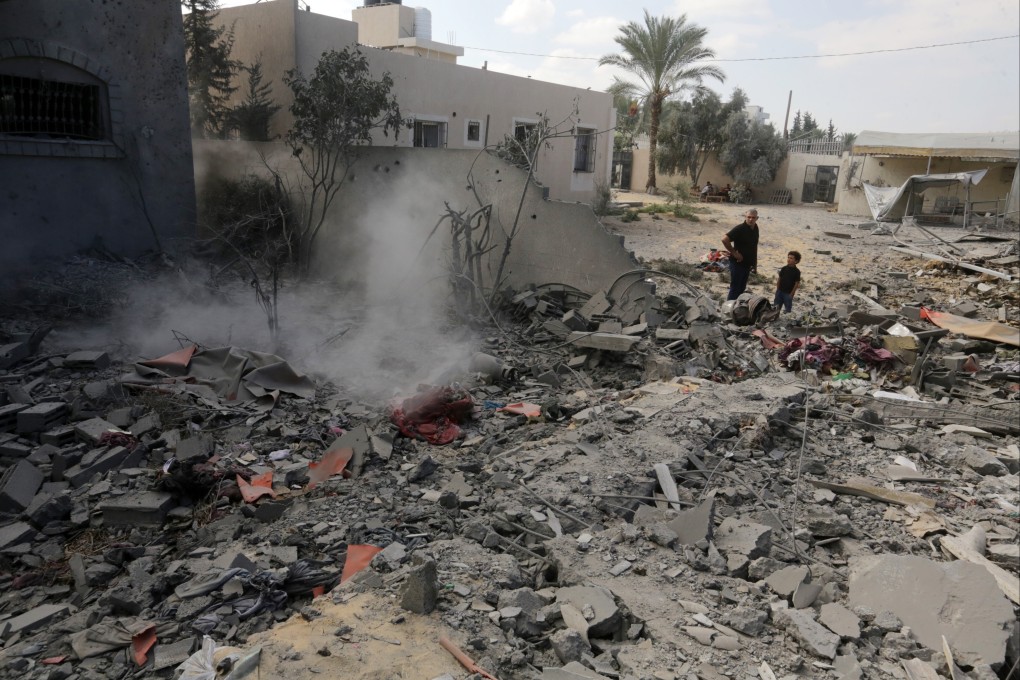 Palestinians inspect the rubble of a house hit by an Israeli air strike in Deir al-Balah, the same area where a bombing left at least 21 dead at a mosque-turned shelter. File photo: spa