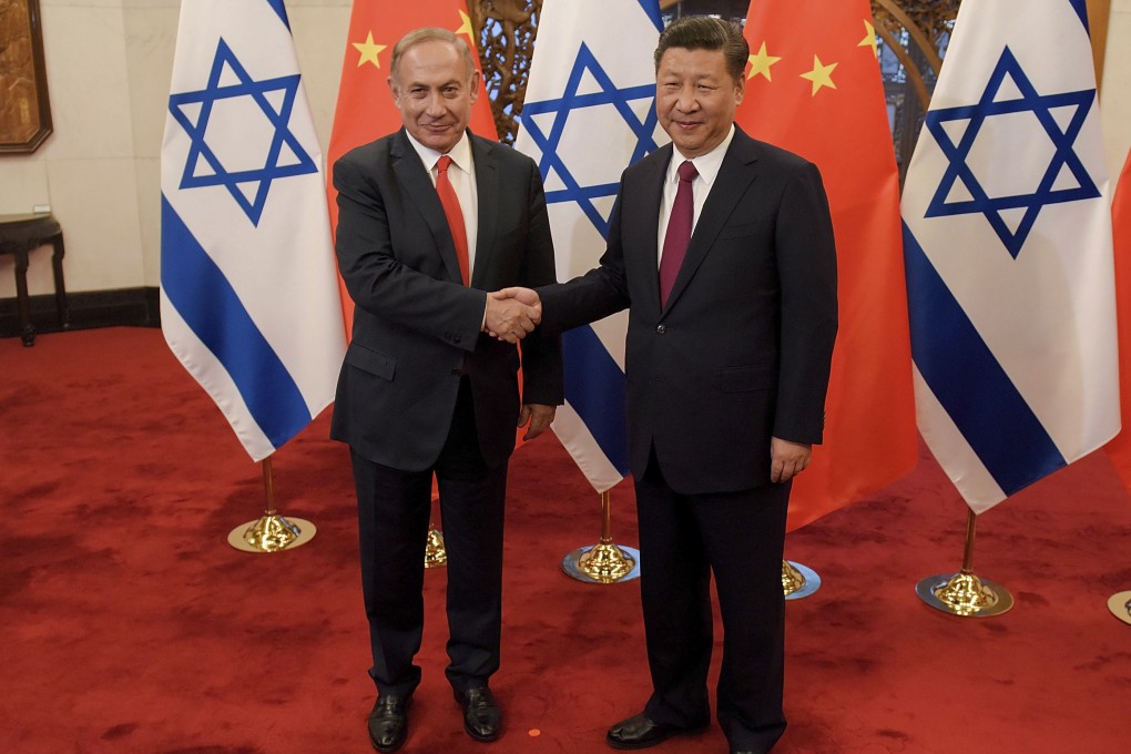 Israeli Prime Minister Benjamin Netanyahu (left) and Chinese President Xi Jinping pose for photographers ahead of their talks at Diaoyutai State Guesthouse on March 21, 2017 in Beijing, China. Photo: AP