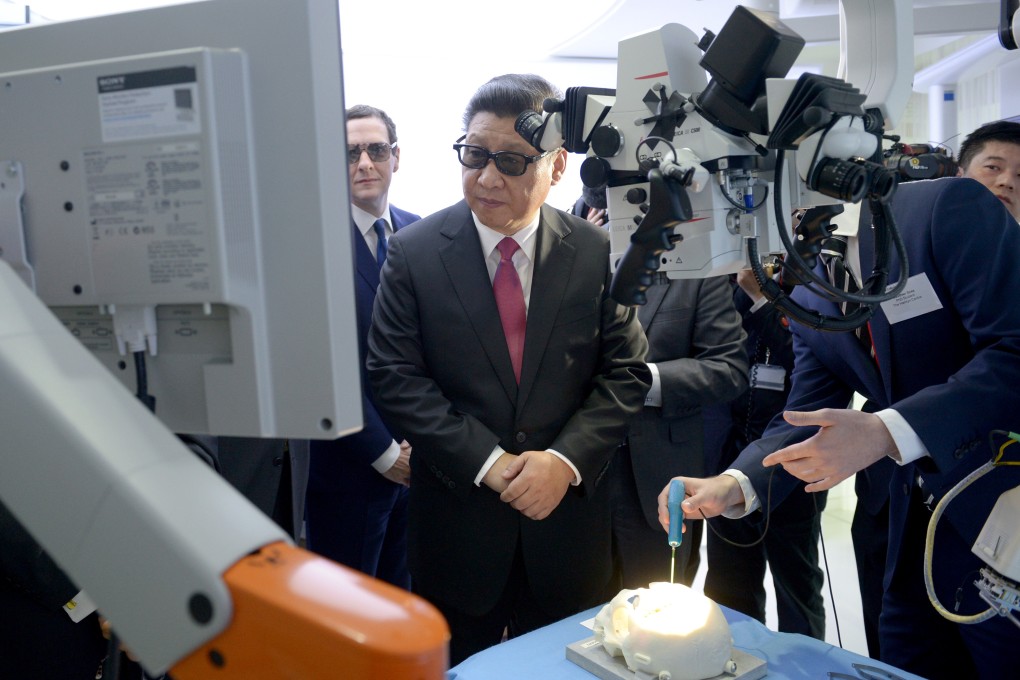 Chinese President Xi Jinping wears 3D glasses to view robotic equipment during a visit to Imperial College London, on October 21, 2015. Photo: AP