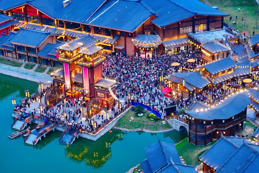 Tourists fill a street in Hengyang, Hunan province on October 1. China saw a substantial bump in tourism revenue over the “golden week” holiday as mainland consumers spent more generously. Photo: Xinhua