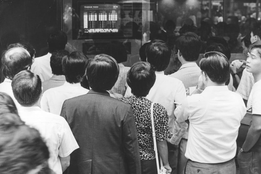 People watch the Hang Seng Index on TV terminals outside a bank as the market plunges on Black Monday, October 19, 1987. Photo: SCMP Pictures