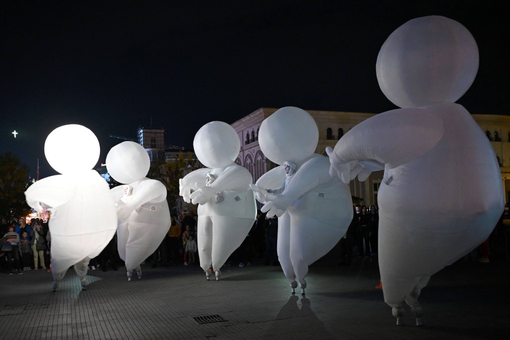 Members of French theater troupe “La Compagnie des Quidams” perform the play “Herbert’s Dream”. Photo: AFP