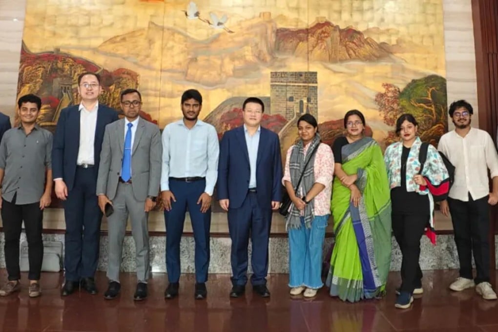 China’s top envoy in Bangladesh Yao Wen (centre) meets members of the South Asian nation’s student movement in Dhaka on Thursday. Photo: qq.com
