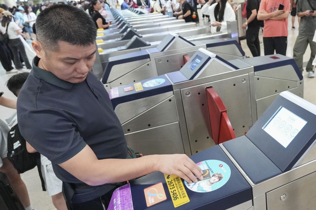 A mainland Chinese traveller uses his Octopus card at Lo Wu MTR station during the National Day “golden week” break. Photo: Eugene Lee